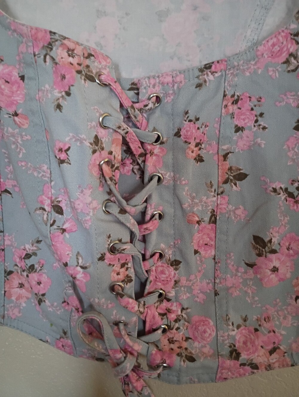 Sleeveless Floral Lace-Up Crop Top - Pink on Light Gray - Picture 5 of 5